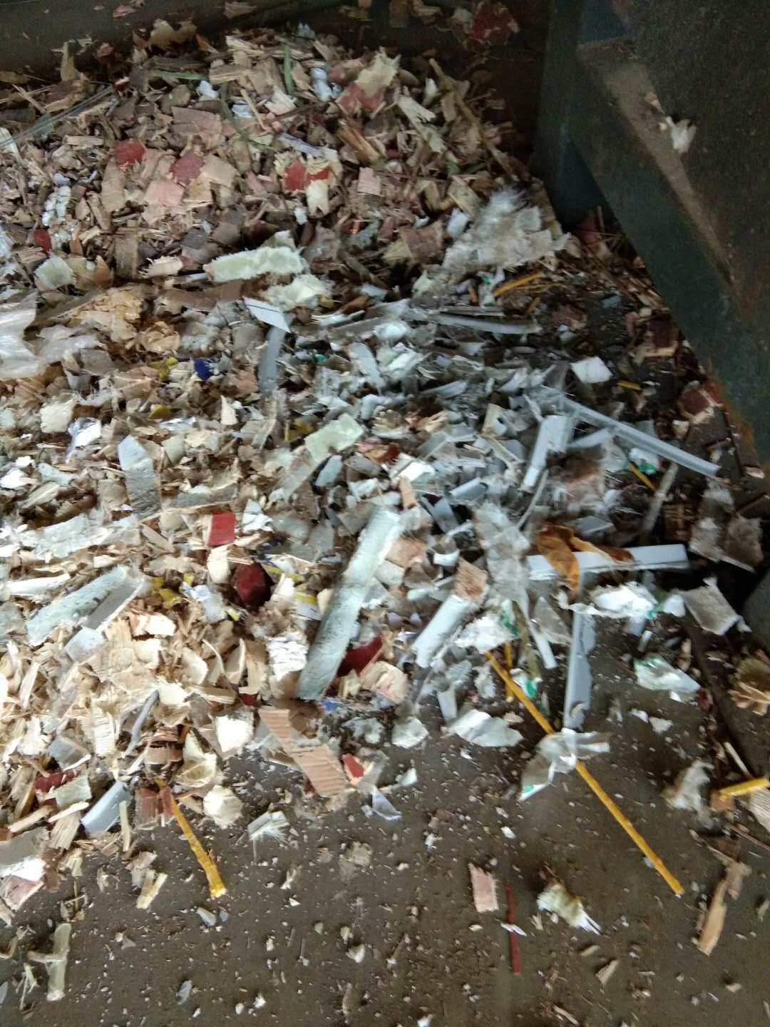 玻璃鋼纖維切斷機(jī)破碎處理后的玻璃纖維鋼材效果圖2 玻璃鋼纖維切斷機(jī)破碎處理后的玻璃纖維鋼材效果圖2